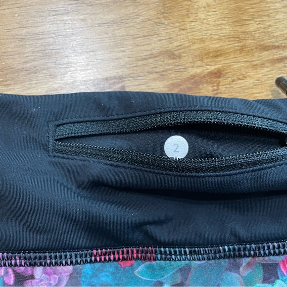 Lululemon speed up running shorts 2.5” size 2 - Picture 4 of 5